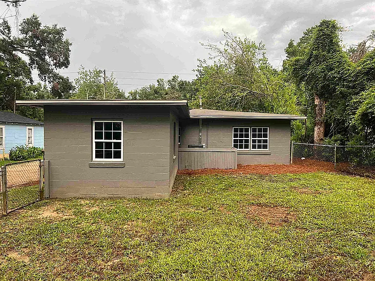 1240 Levy Avenue - 2 — Photo 2