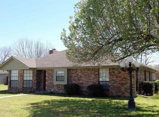 18 Helena Dr, Powderly, TX 75473