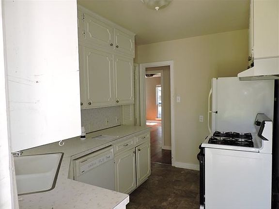 4th image of 2643 Ivandell Ave