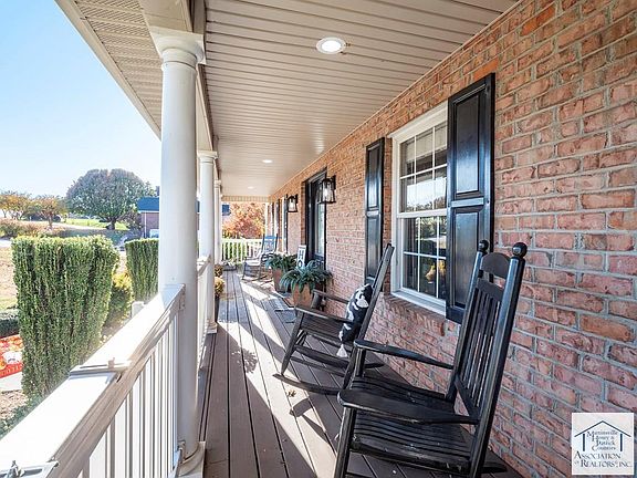 4th image of 470 Saint Johns Cir