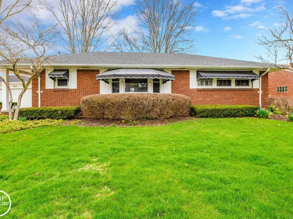 966 Hidden Ln, Grosse Pointe Woods, MI 48236