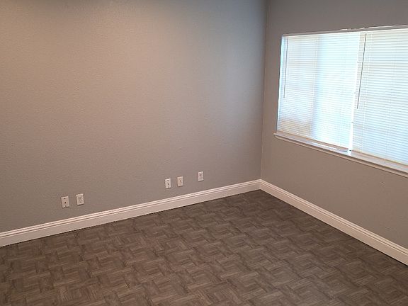 5th image of 2217 El Camino Ave
