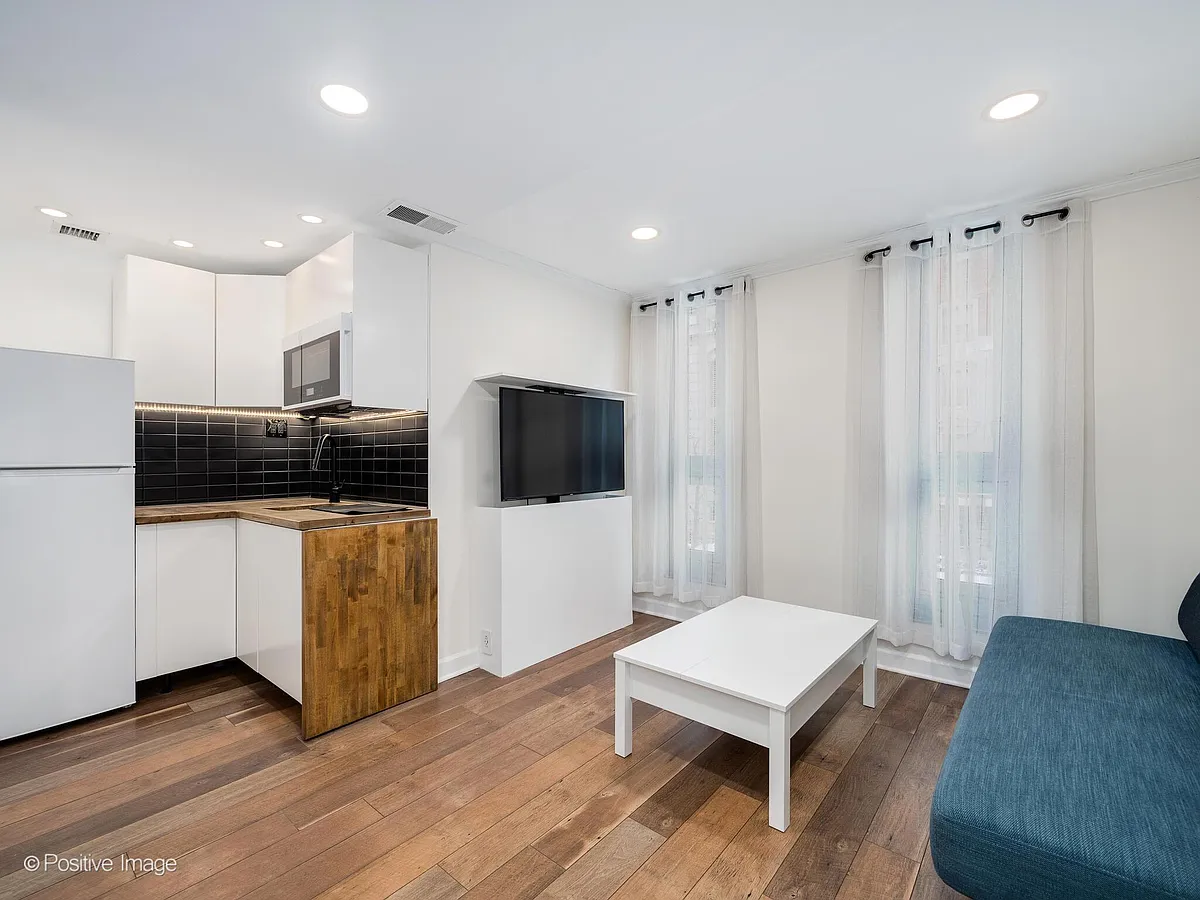 Building Photo - 21 W Goethe St #2D