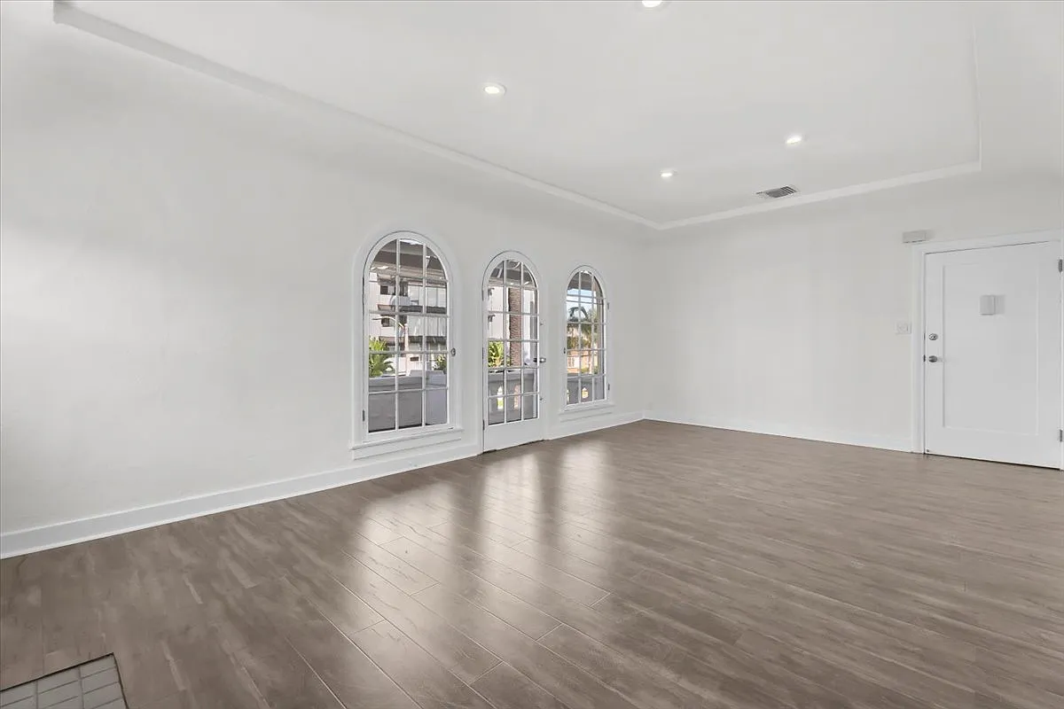 2 bed, 1.5 bath, 1300 sqft, $4,595 — Photo 2