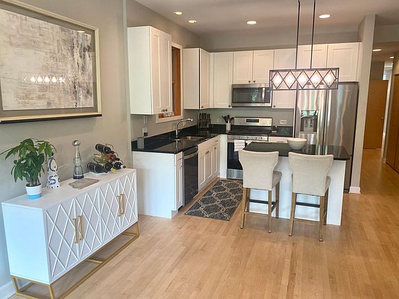 4th image of 1027 N Hermitage Ave #2
