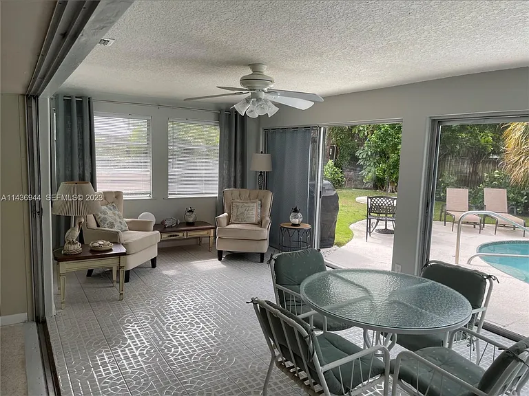 1241 Manor Dr — Photo 5