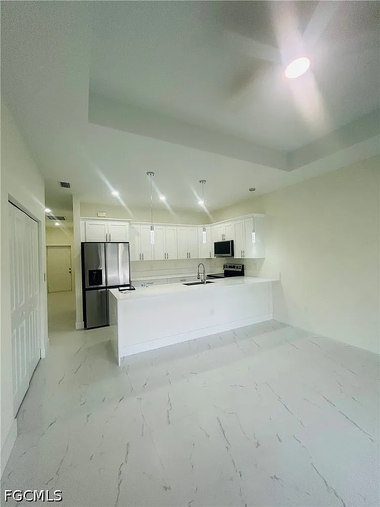 3 bed, 2.0 bath, 1200 sqft, $2,000 — Photo 3