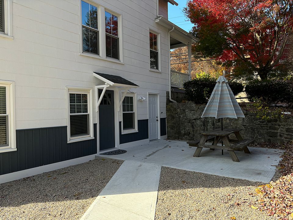 Back patio/kitchen entrance from driveway