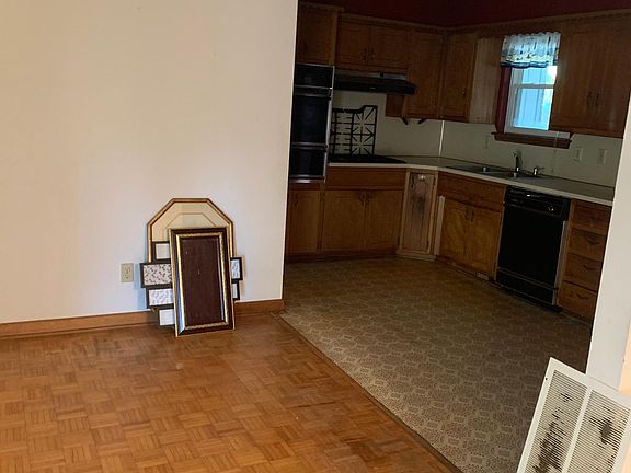 3rd image of 636 Kingston Pl
