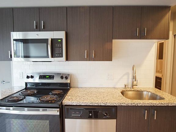 5th image of 411 SE 14th Ave APT 104