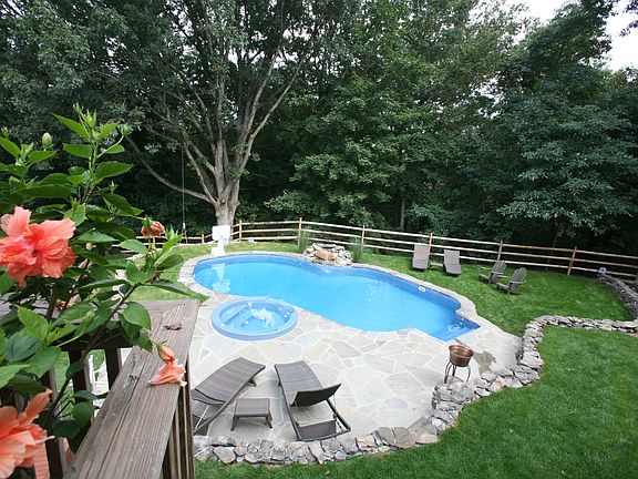5th image of 14 Pine Hill Ct