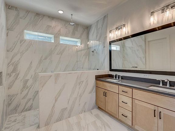 The Bluffwood - Owner s Bath