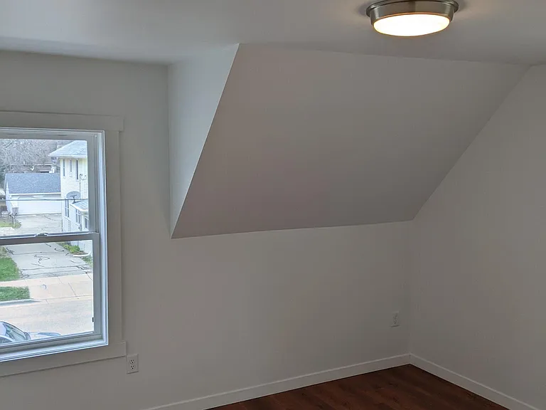 1123 Emerald St — Photo 17