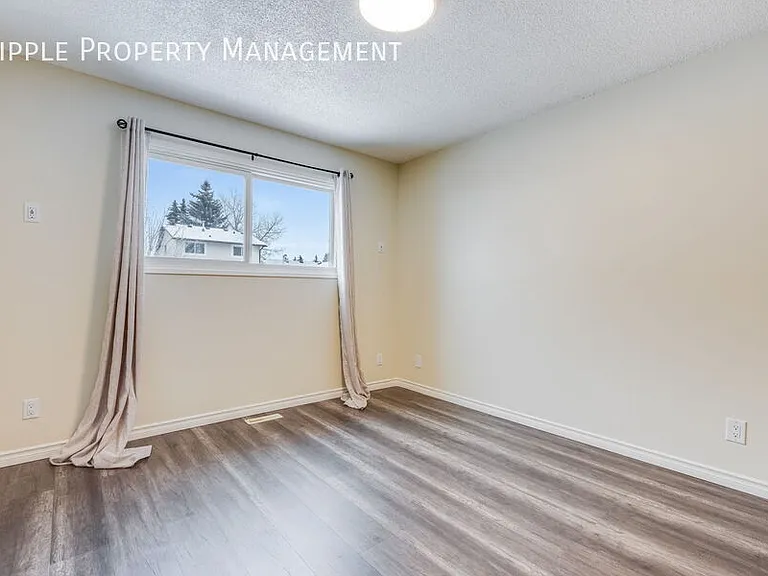63 Woodglen Close SW #UPPER — Photo 10