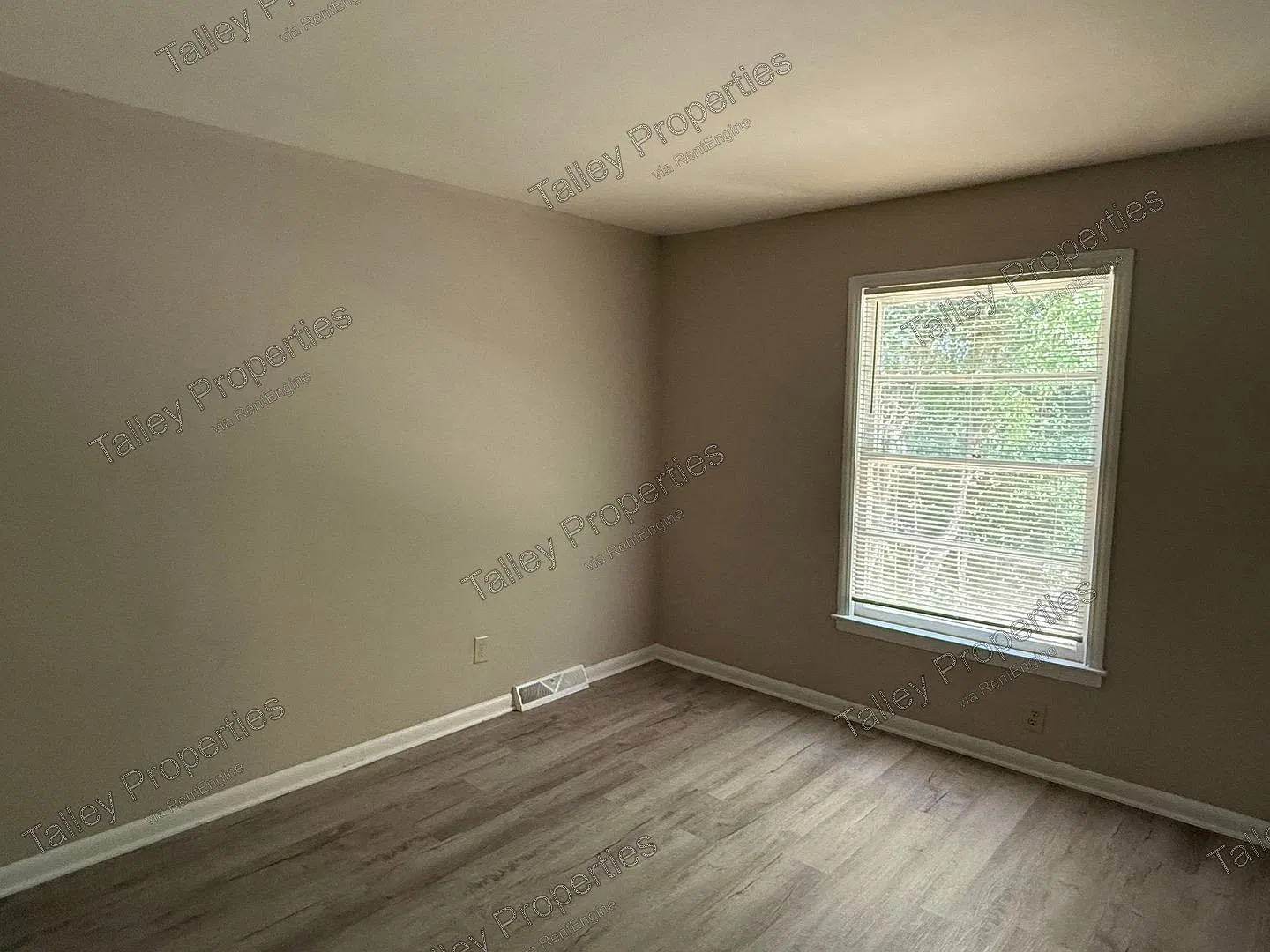 3 bed, 1.0 bath, 986 sqft, $1,449 — Photo 4