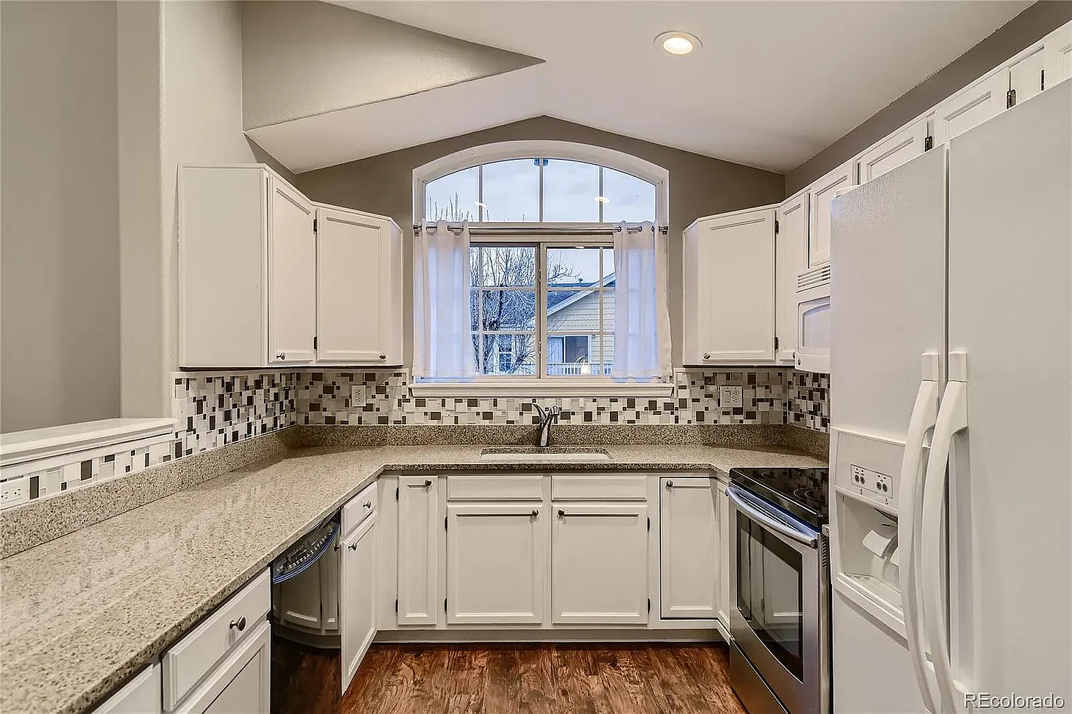 2 bed, 1052 sqft, $2,700 — Photo 3