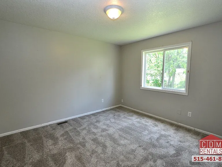 2336 E 39th St — Photo 9