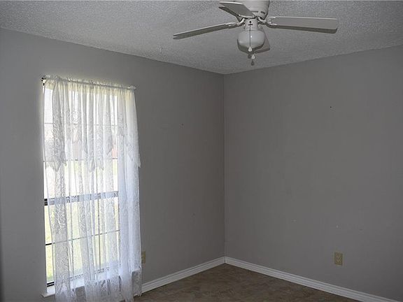 4th image of 913 Oak Grove Ln