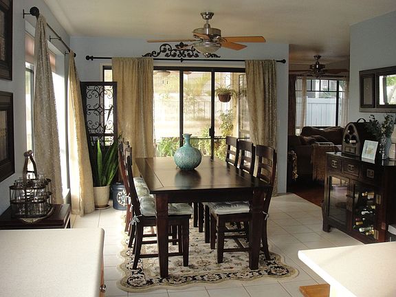 Spacious Dining Area w/Access to Lanai