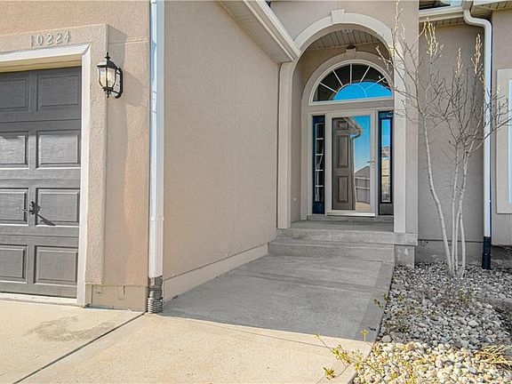 2nd image of 10224 N Willow Ave