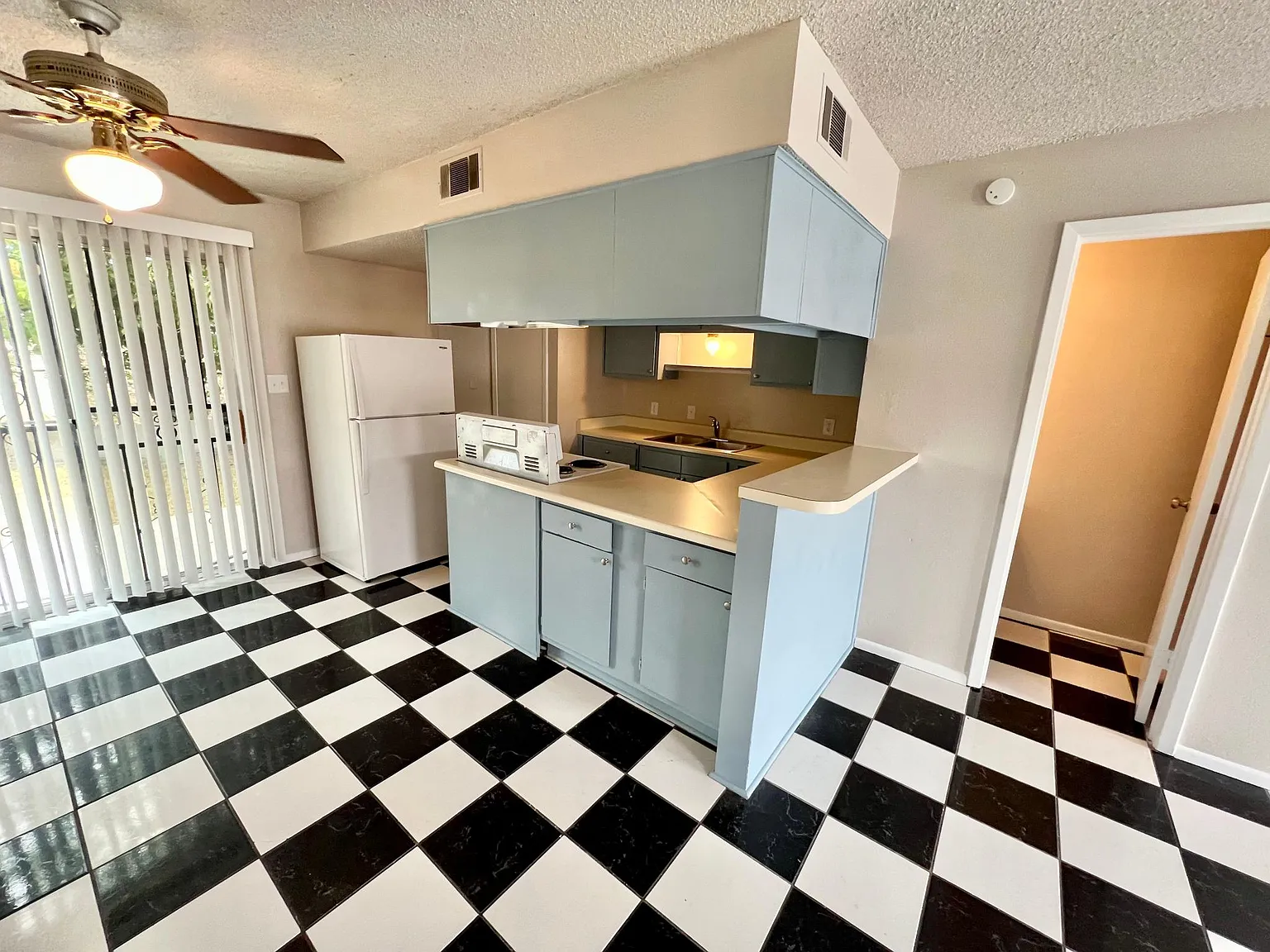 1082 Linde St — Photo 2