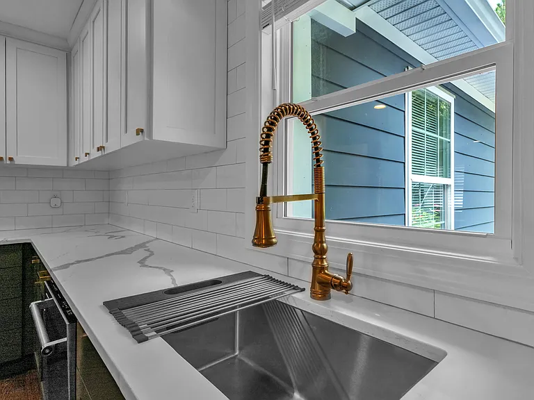1225 Winston St — Photo 8