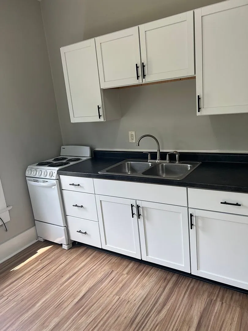 1 Bed/1 Bath Upstairs Unit — Photo 3