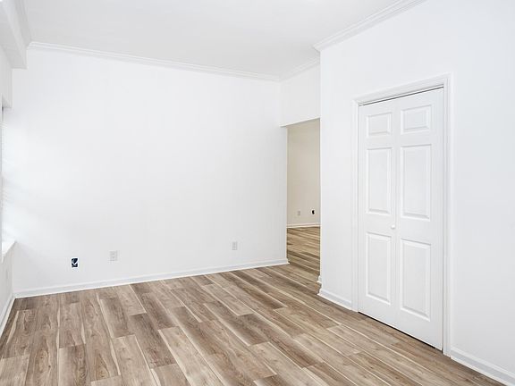 3rd image of 146 Crescent Pl Floor 1