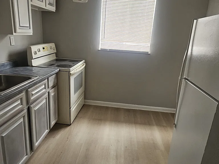 993 Burton Ave #3 — Photo 4