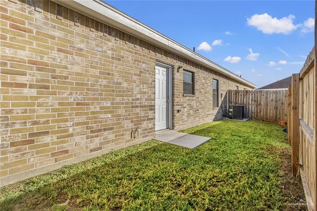 3 bed, 2.0 bath, 1100 sqft, $1,095 — Photo 2