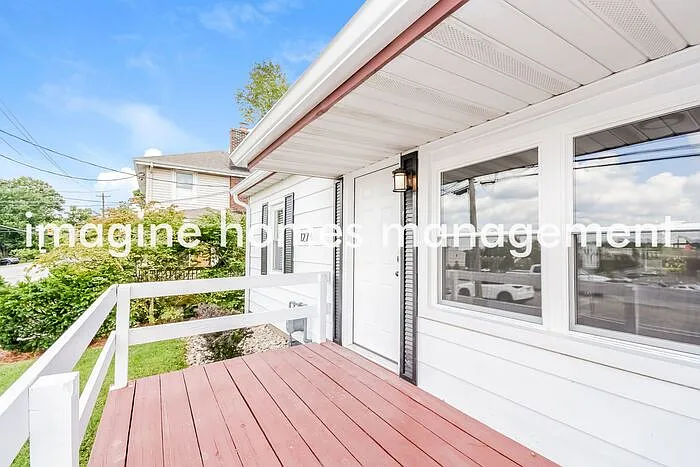 3 bed, 1.0 bath, 904 sqft, $1,795 — Photo 3