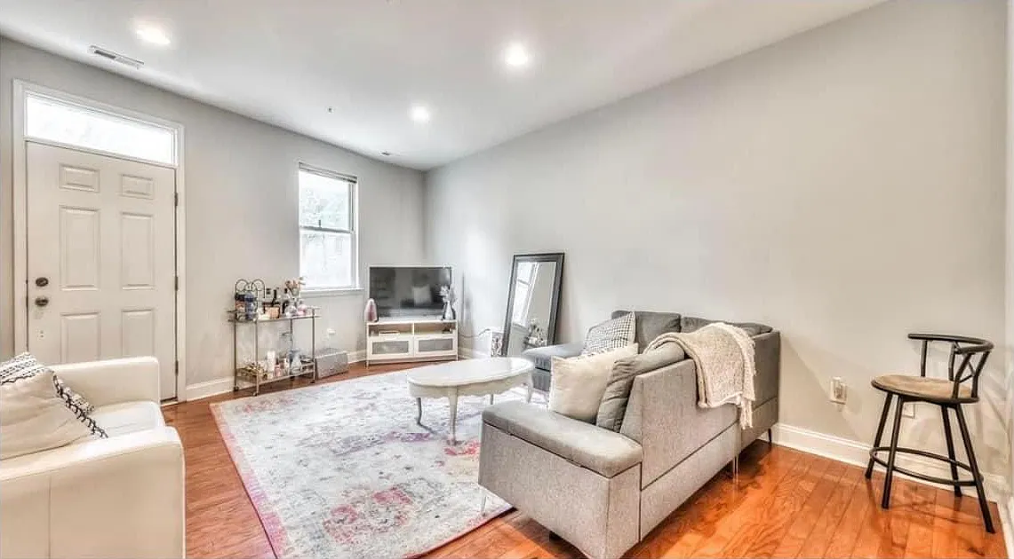 1626 Light St — Photo 3