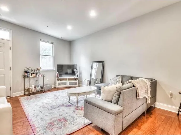 1626 Light St — Photo 3