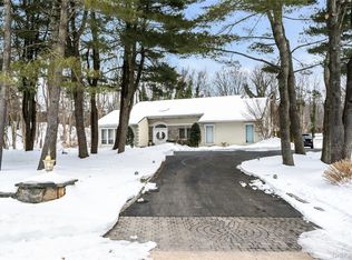 7 Albertson Lane, Old Westbury, NY 11568