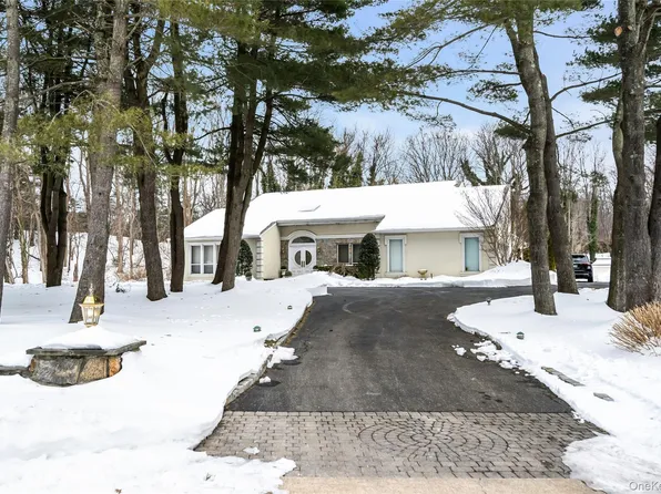 7 Albertson Lane, Old Westbury, NY 11568