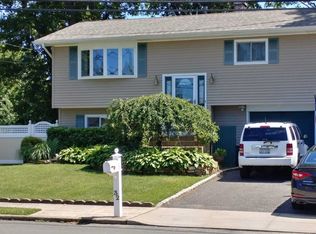 32 Tarkington Rd, Holbrook, NY 11741