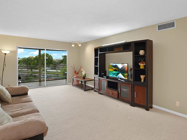 2101 Lucaya Bnd #D4 — Photo 2