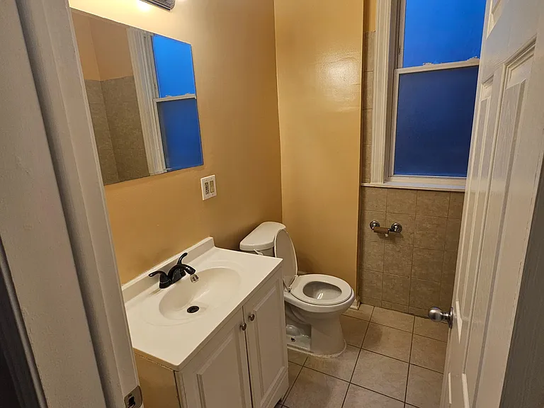 427 E 50th St #2 — Photo 8