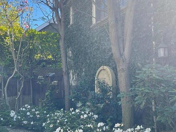 4th image of 842 Waverley St
