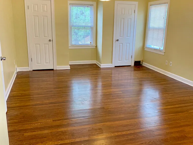 Master Bedroom 3/3