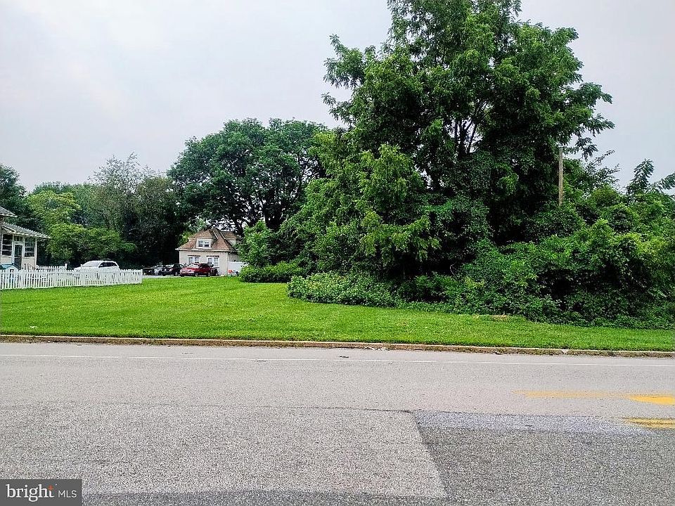 2nd image of 100 W Brookhaven Rd