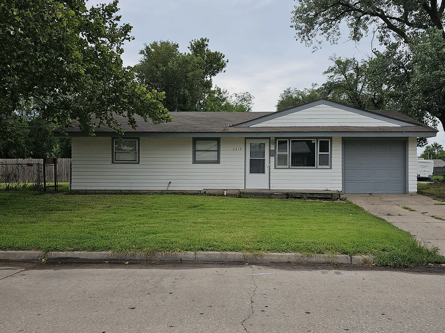 3 bed, 840 sqft, $1,200 — Photo 1