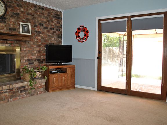 312 Cedar Dumas, TX living 2