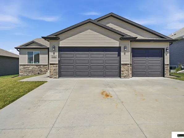 1121 N 99th St, Lincoln, NE 68527