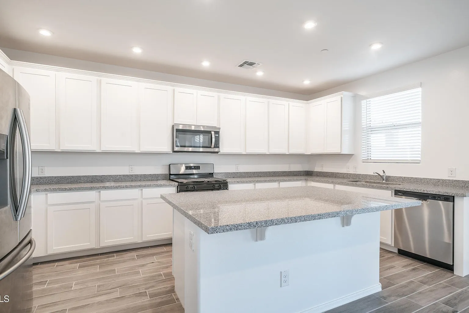 5 bed, 2476 sqft, $2,950 — Photo 3