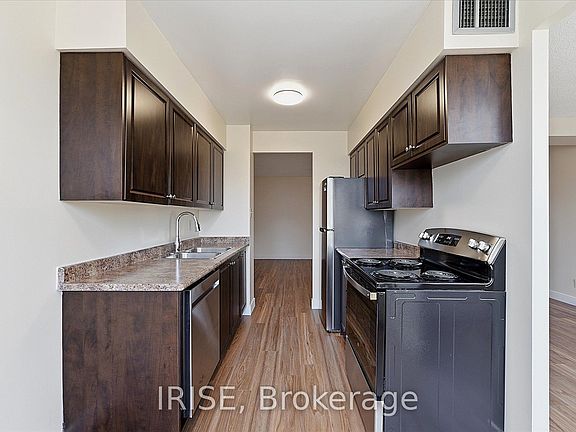 4th image of 633 Bay St #1913