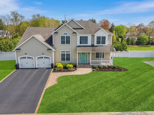 17 Country View Lane, Greenlawn, NY 11740