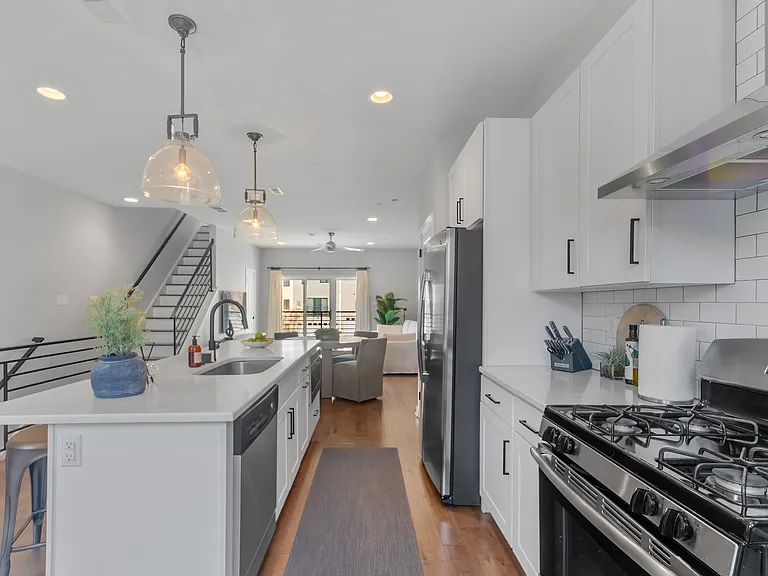 136 Burnside St — Photo 7