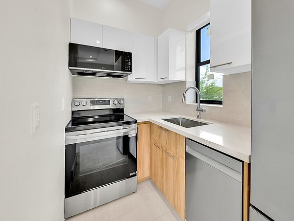 4th image of 530 SW 11th Ave #203