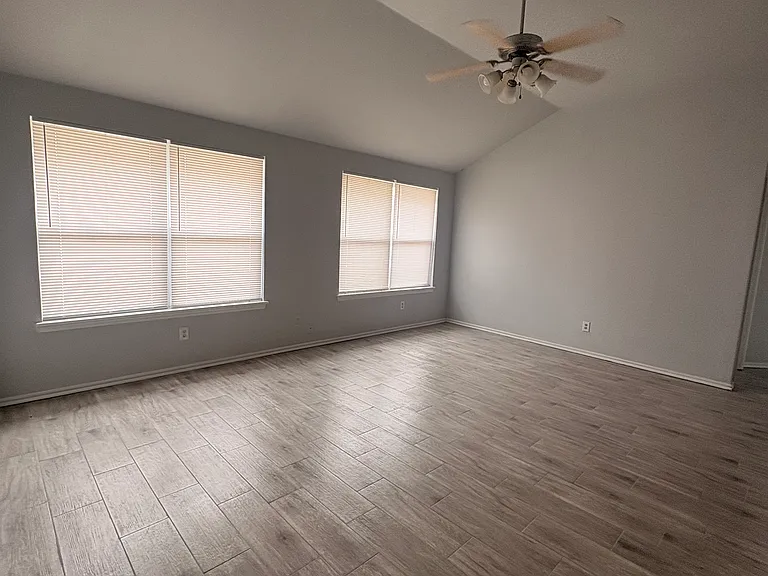 11210 Queen Anne Ave — Photo 10